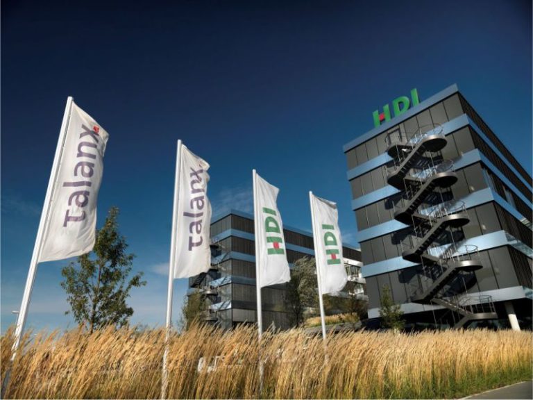 Фирмени знамена на флагщокове пред офис сграда — HDI Talanx